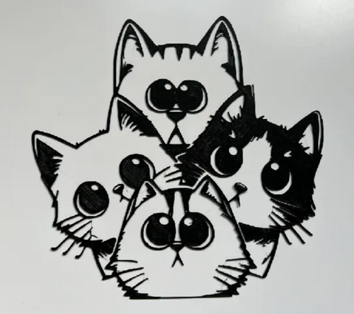 Arte de parede impressa em 3D com filamento PLA preto representando quatro gatinhos cartoon com olhos grandes