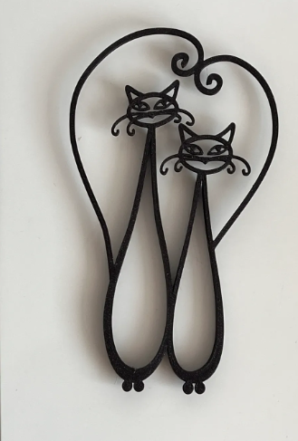 Arte de parede impressa em 3D com filamento PLA preto representando casal de gatos estilizados cujos corpos formam um coração