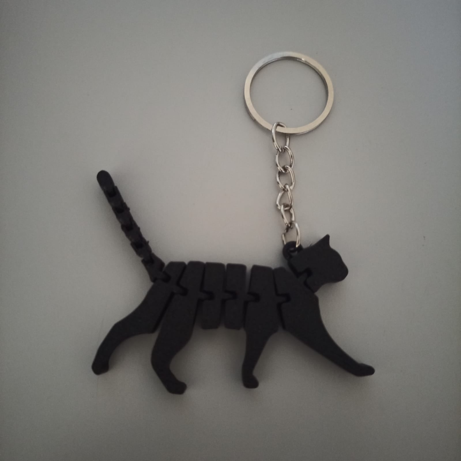 Chaveiro gato articulado impresso em 3D, vista traseira mostrando cauda segmentada